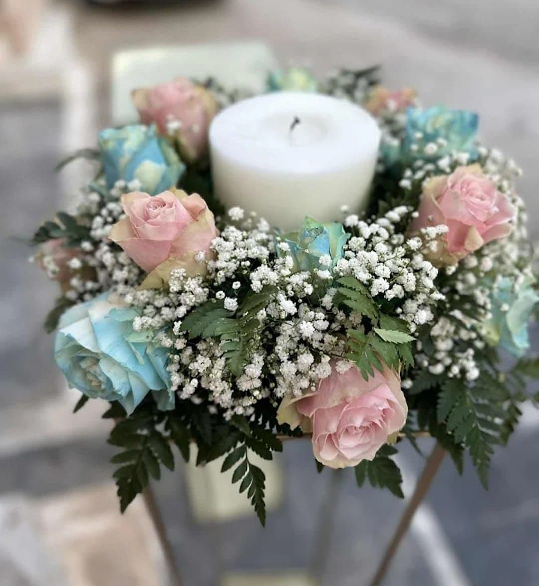 Στολισμός λαμπάδας βάπτισης με ροζ και λευκές ανθοσυνθέσεις